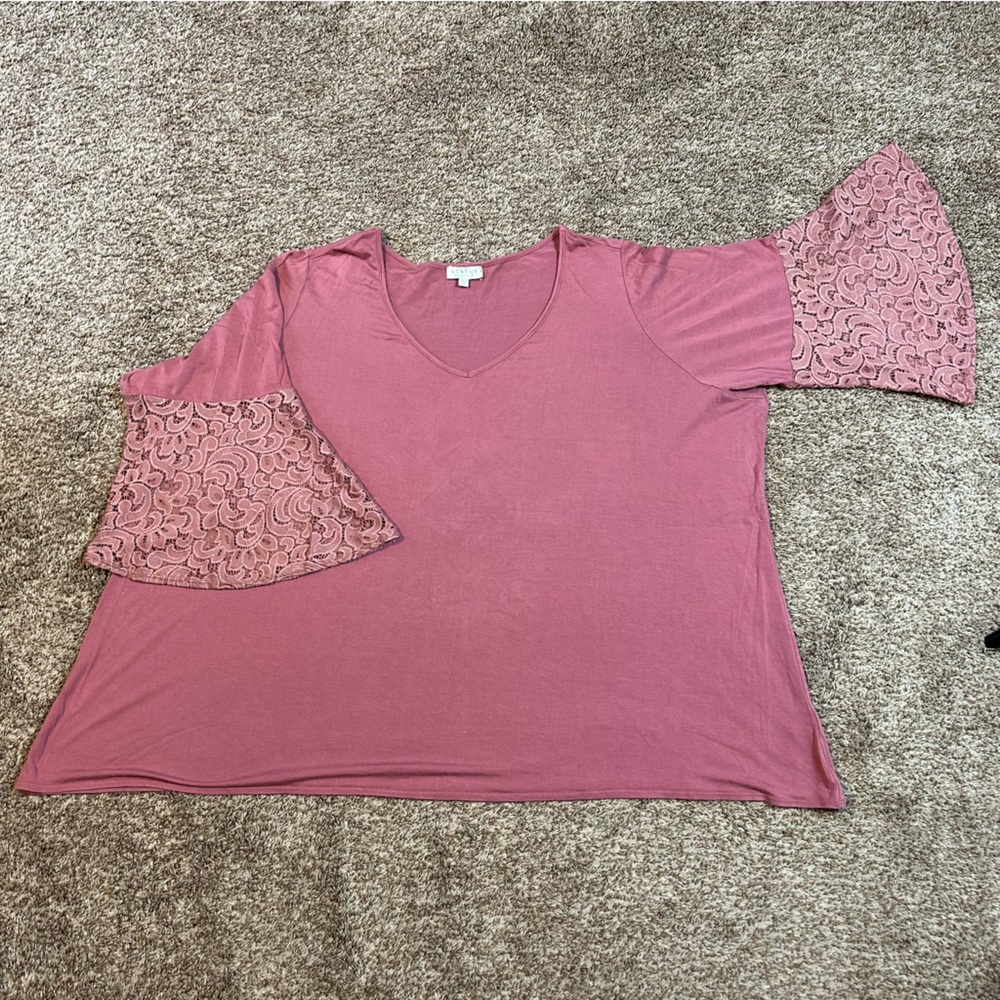 Status by Chenault Top, Size 3X, sleeves 3/4 length with lace detail